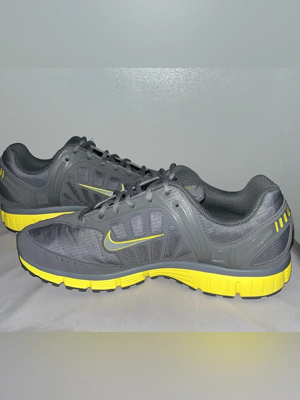 Nike Dart 9 running Shoe Size 10.5 Neon Volt/Bright Yellow With Grey Mesh Upper